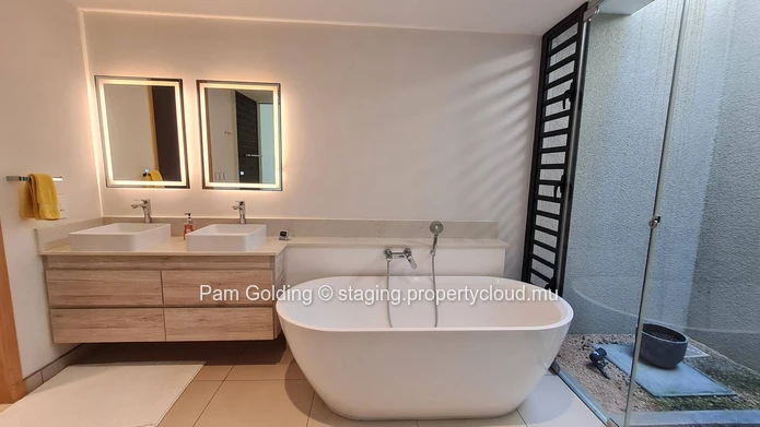 "Villa PDS à vendre à Grand Baie, 325m² habitable, terrain 511m², 4 chambres. Prix $. Ne manquez pas!"