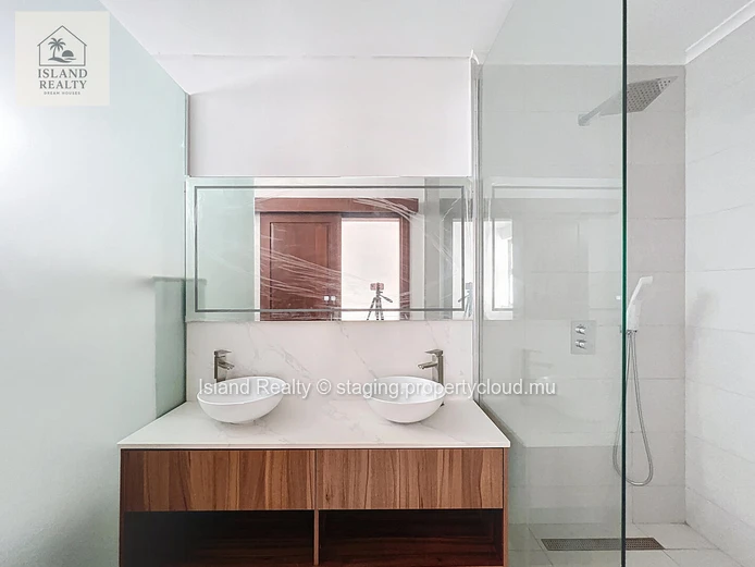 ISLAND REALTY offers you a real gem in Petite Pointe aux Cannoniers: a magnificent 229 m² apartment located just a 2-...