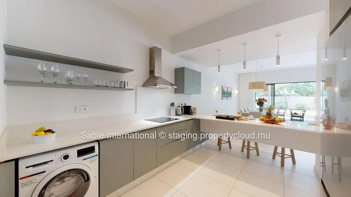 Luxury G+2 Apartment with Communal Pool in Péreybère, 143m² Living Space, Sea Access, Close to Amenities 
