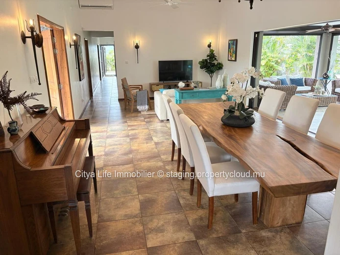 Villa à vendre à Mont Piton, 250m², terrain 1,025m², 4 chambres, piscine privée, sécurisé, proche écoles, prix Rs.