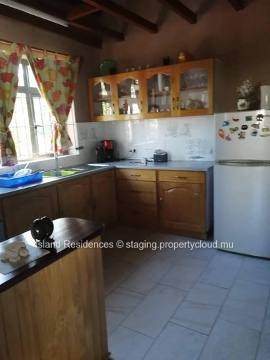 Jolie maison de charme avec toit 2 pans et charpente apparente dans un environnement calme et proche des commerces
