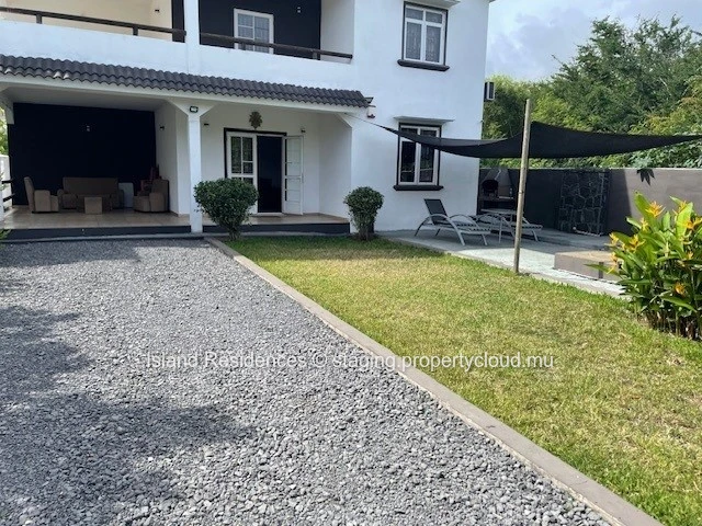 Furnished house in a good residential area. 4 bedrooms, swimming pool and parking.