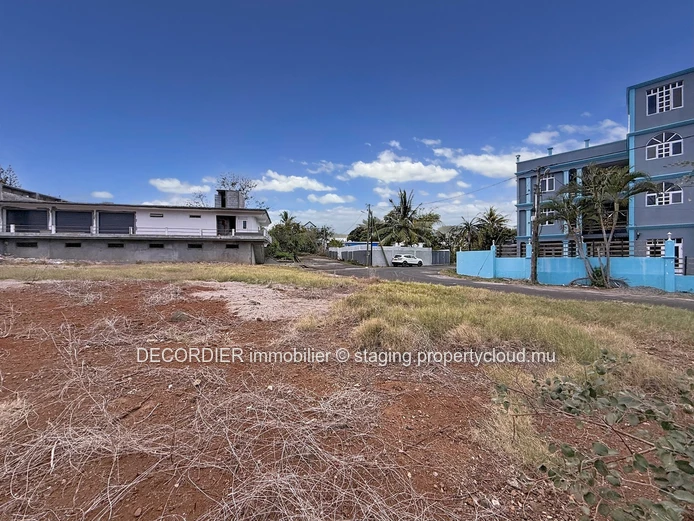 À vendre – Terrain résidentiel et commercial à Pointe aux Piments.