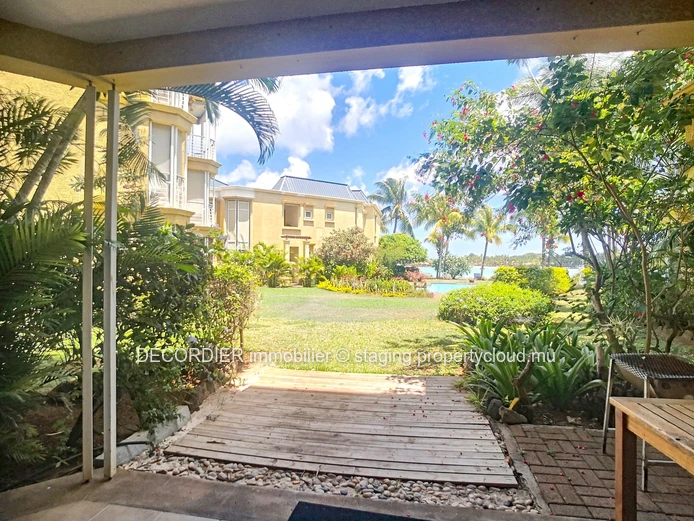 Ground floor apartment located in a waterfront residence