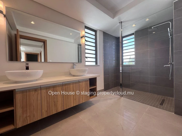 Luxurious penthouse with 3 bedrooms including a master suite, 2 bathrooms, and a swimming pool, located just 300 mete... (Sole Mandate)