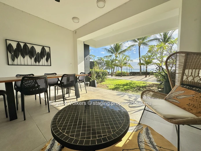 Modern & Convenient Beachfront Apartment