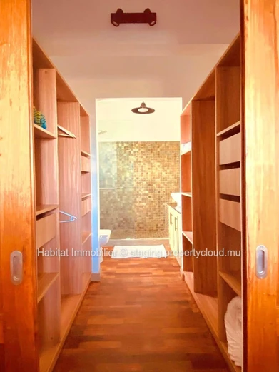 Beautiful furnished and equipped villa of 300 m2 on a plot of 105 toises located in Calodyne