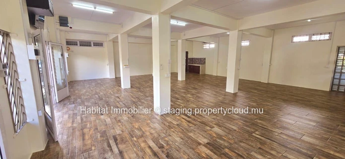 To rent : Unfurnished commercial space of 128 m² with 5 parking spaces, located on the ground floor in Floréal