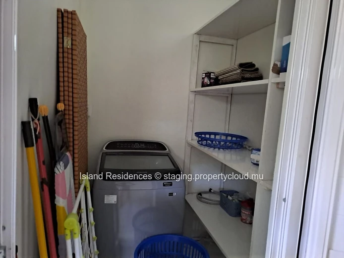 Recent fully furnished house with 3 bedrooms, pool and carport