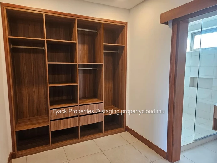 Appartement G+2 à Vendre à Pointe Aux Cannoniers – Rez-de-Chaussée Luxueux avec Accès Jardin