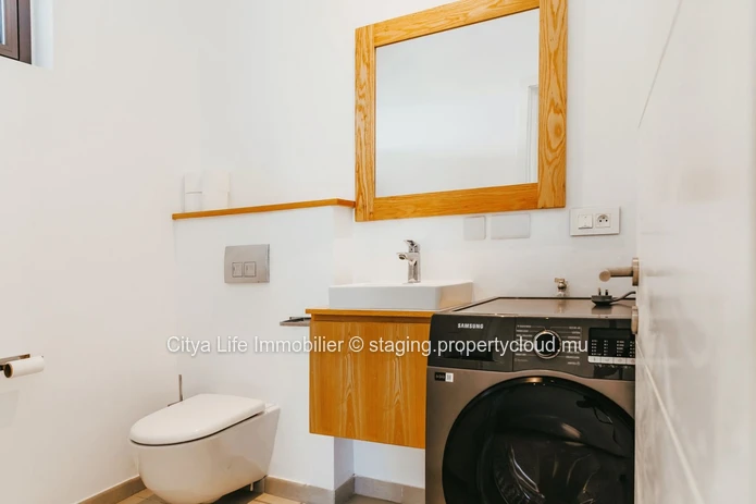 REZ+2 à vendre à Pointe aux Canonniers, 165m², 3 chambres, bureau, piscine commune. Terrain en toute propriété. Rs.