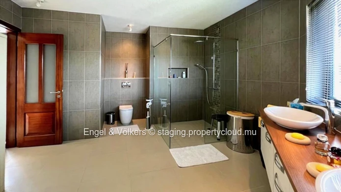 Sophisticated 232 m² Penthouse with Roche Bobois Furnishings for sale