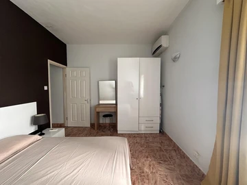 12 Bedroom Hotel