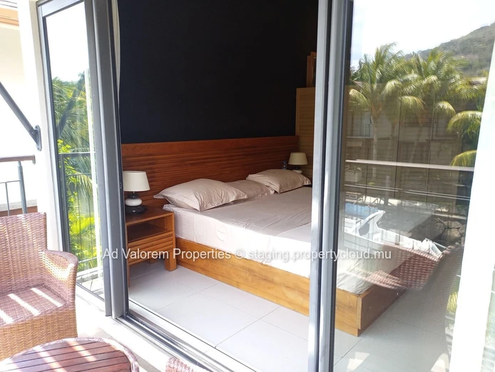 Duplex à vendre à Rivière Noire, vue mer et montagne, proche écoles, bus, golf, clinique et hôpital. 3 chambres.
