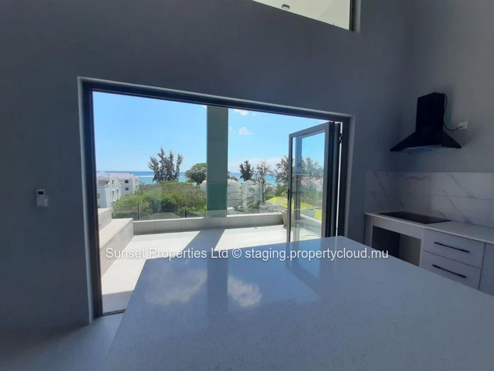 Penthouse with breathtaking views of the lagoon. Located only 100m from the beach