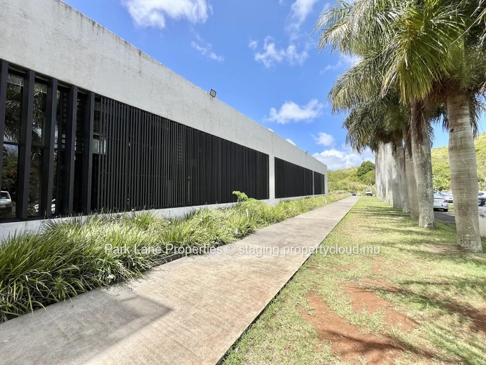 Modern office space in Phoenix – ground floor + mezzanine – strategic location & green surroundings
