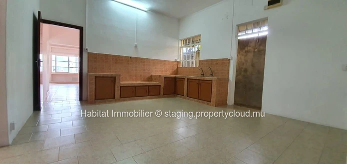 A VENDRE - Maison de plain-pied non meublée de 258 m2 sur un terrain de 155 toises située sur la route principale à L...