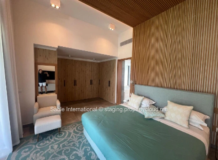 Villa à vendre Pereybere, 438m², 4 chambres, piscine privée, proche commodités. Climatisée, garage.