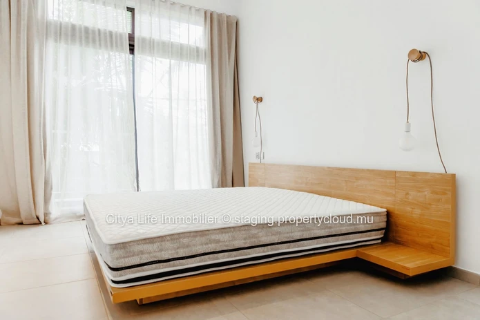 REZ+2 à vendre à Pointe aux Canonniers, 165m², 3 chambres, bureau, piscine commune. Terrain en toute propriété. Rs.