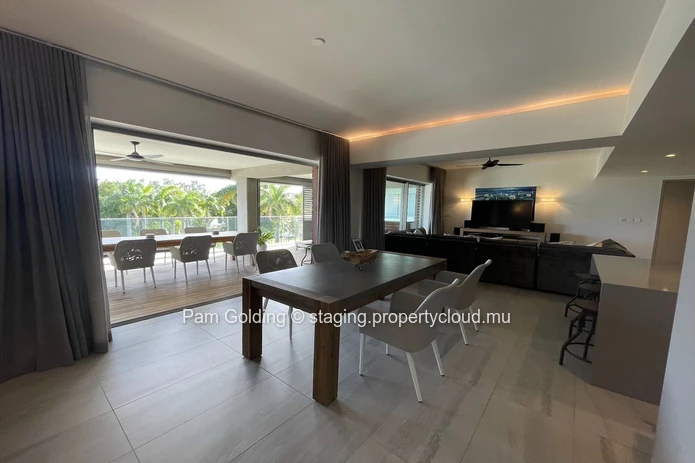 Impressive 3 Bedroom Apartment with Ocean Views and direct beach access in Tamarin
