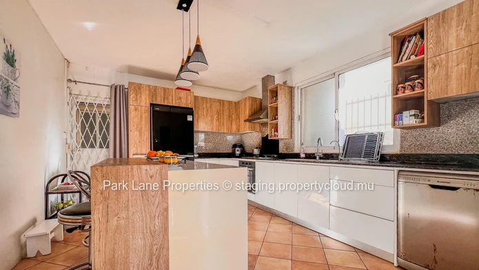 Maison familiale avec jardin arboré à Floréal – Cadre paisible, sécurité renforcée et vue montagne