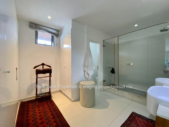 Spacious 5 bedroom villa with stunning views on the marina!!!