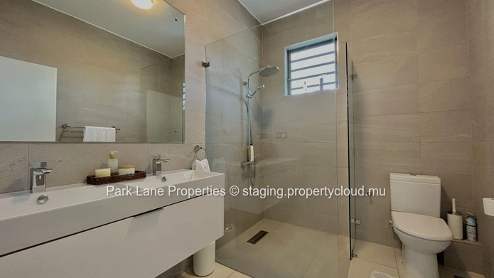 Modern 3-Bed Apartment with Rooftop Terrace and Stunning Sea Views 