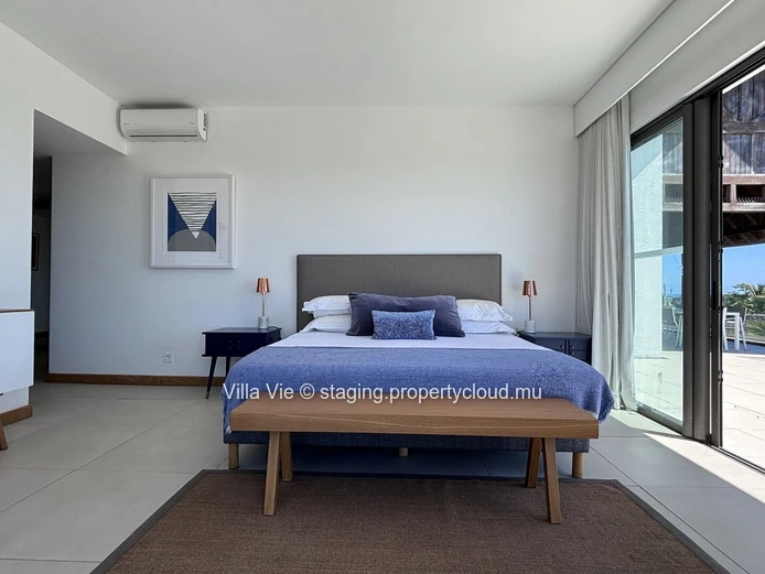 Grand Gaube - Spacious 3-bedroom penthouse with en-suite bathrooms, office, swimming pool, and sea views