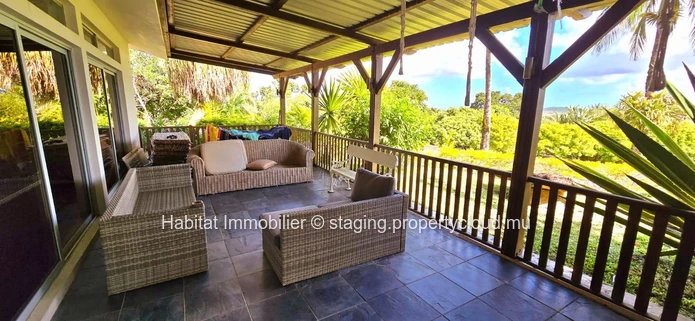 HOUSE TO RENOVATE This house of 250m2 on a plot of land of 888 toises is located in a highly residential area in Flor...