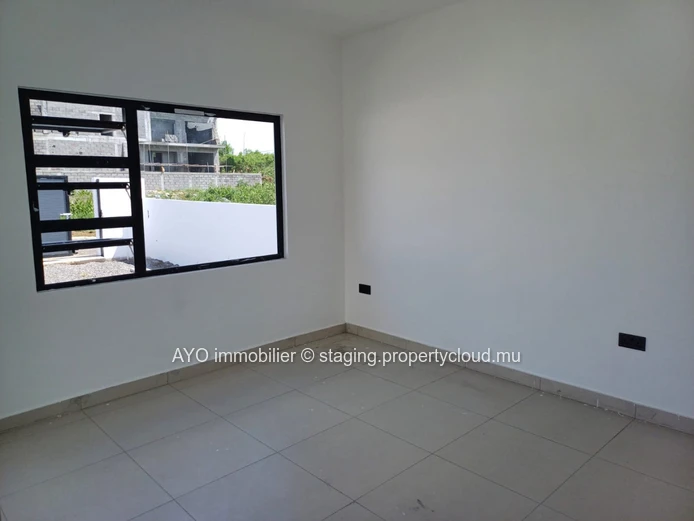 Maison neuve de 3 chambres avec piscine à Vale