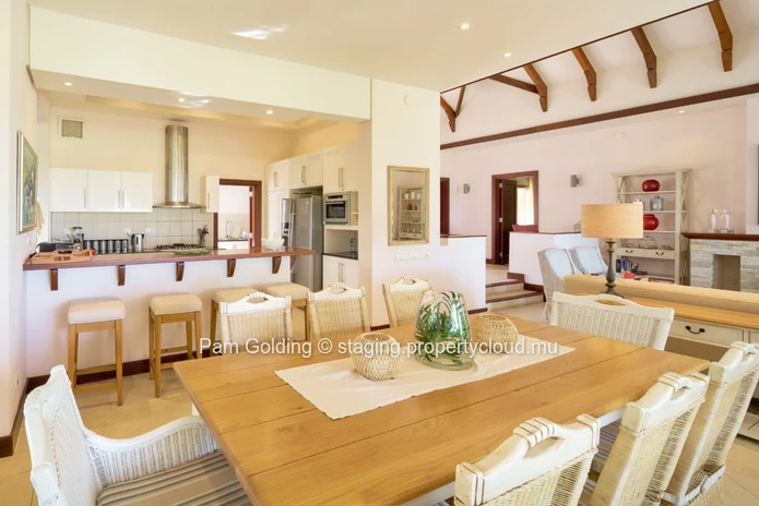 Fantastic light and bright villa ready to move in.