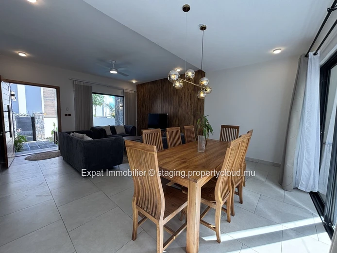 New villa with swimming pool and enclosed garage – Pereybère 