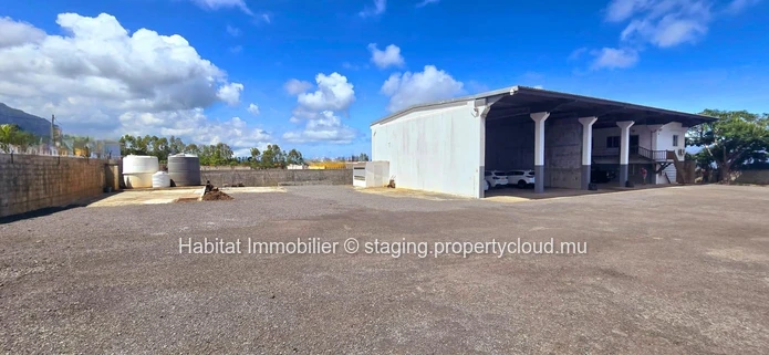 Furnished industrial building of 764 m2 on a plot of 1,037 toises located in Bambous
