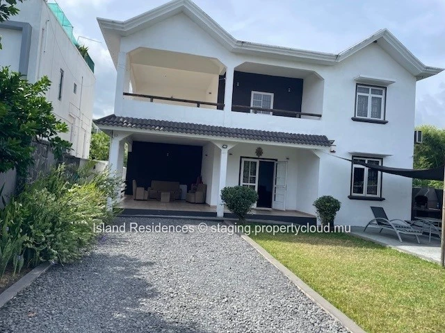Furnished house in a good residential area. 4 bedrooms, swimming pool and parking.