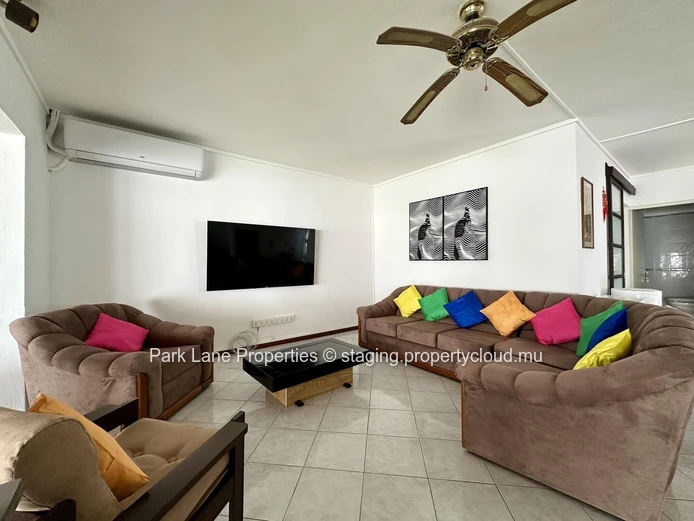 Live in the heart of Grand Bay, close to all commodities!