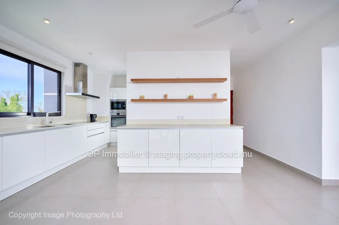 Appartement R+2 à vendre à PEREYBERE, Grand Baie, 120m², 2 chambres, piscine commune, parking gardé, meublé, 295 000 €.