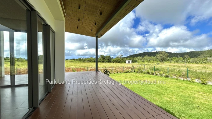 Elegant 3-Bedroom Villa for Rent in Golf Estate