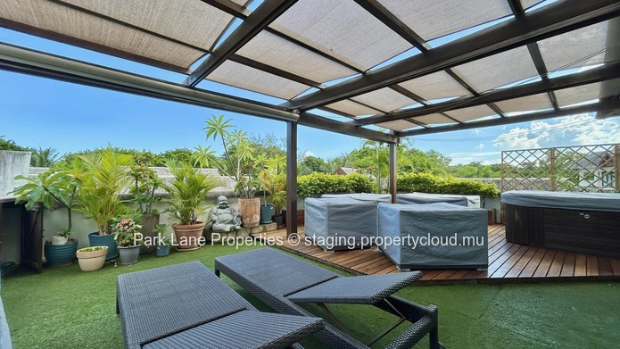 Unique 4-Bedroom Villa steps from Tamarin Beach