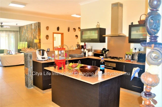 Beautiful villa with beautiful volumes in secured and calm residence.