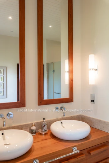 Magnifique propriété de 1972m² avec piscine, jardin et vue panoramique à Anahita
