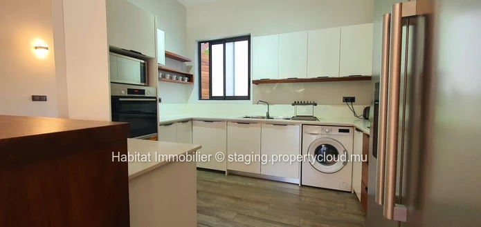 TO RENT - Beautiful beachfront apartment of 133 m2 furnished and equipped on the ground floor located in Belle Mare