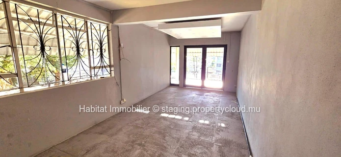 Commercial building of 362 m2 on a plot of 111 toises ideally located on the main road in the heart of Quatre Bornes