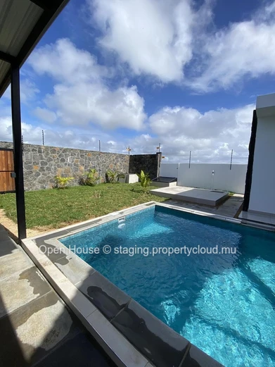 Villa meublée à louer à Péreybère, 162m², 3 chambres en suite, piscine privée, jardin, panneaux solaires, citerne d'e...