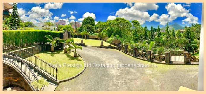 Gorgeous Riverside Cottage Priced To Sell - Sellers Are Ready To Move On! Located in Prime Position!