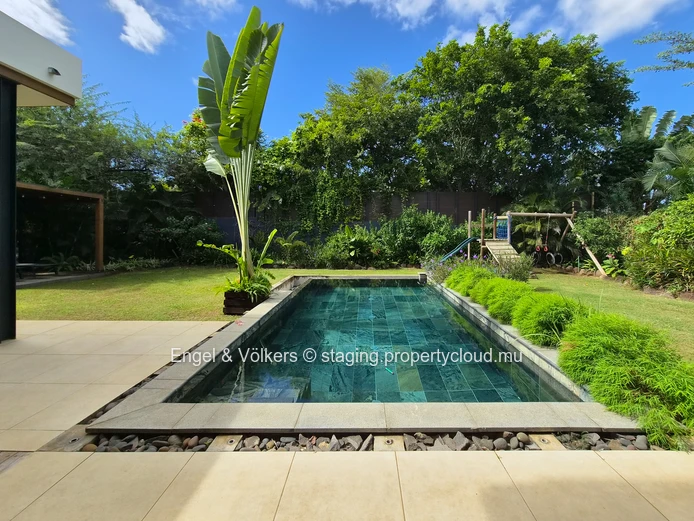 Stylish West Coast Villa Close to Beaches & Amenities