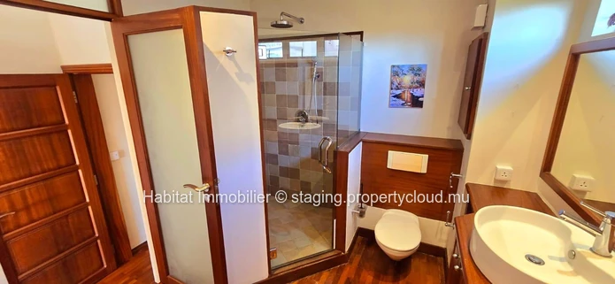 Ce luxueux appartement contemporain meublé et équipé de 151 m2 se situe dans un quartier calme et hautement résidenti...