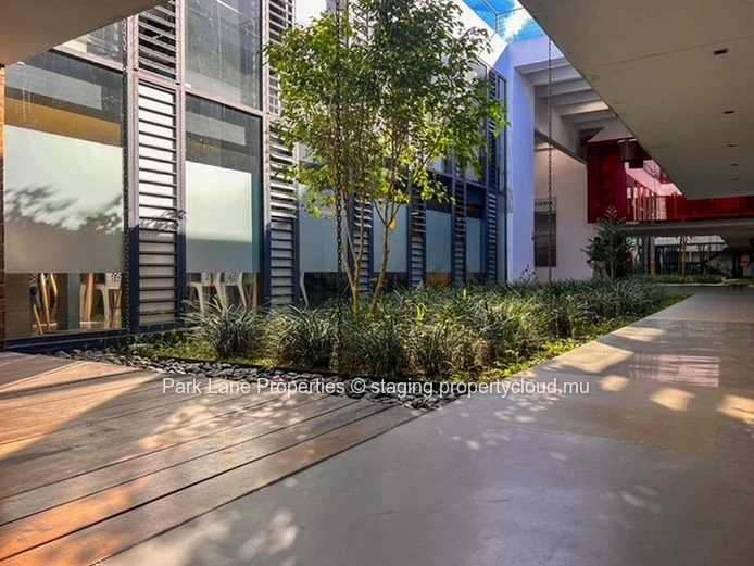Modern office space in Phoenix – ground floor + mezzanine – strategic location & green surroundings