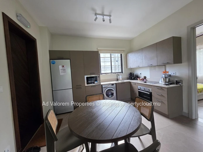 Beachfront apartment for sale in Rivière Noire, 85 m², shared pool, great price.