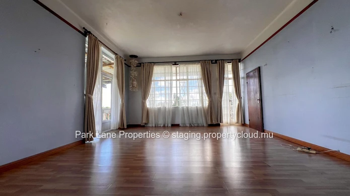 Rare opportunity in Floréal: High potential property on a large plot.