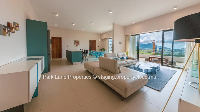 Penthouse neuf de luxe avec vues imprenables sur les montagnes et la mer à Trianon